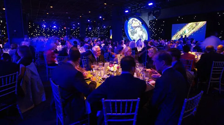 Evening event scene with guests, lighting and a memorable social atmosphere